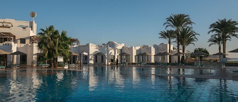 Piscine couverte, 2 piscines extérieures, parasols de plage