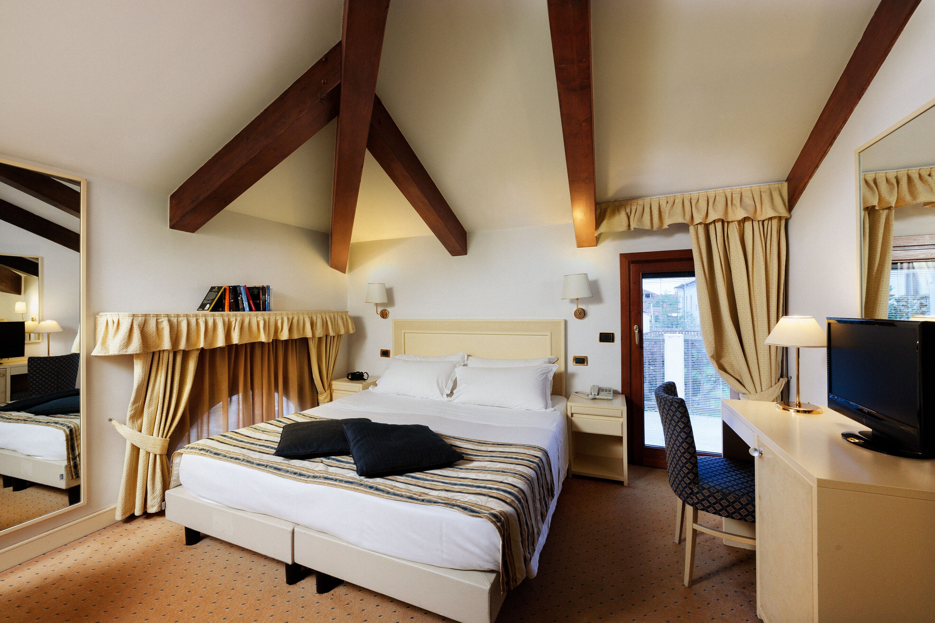 superior double or twin room, canal view | minibar, in-room safe, desk, blackout curtains