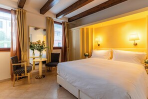 Superior kamer, 1 twee- of 2 eenpersoonsbedden, uitzicht op kanaal | Een minibar, een kluis op de kamer, een bureau, verduisterende gordijnen