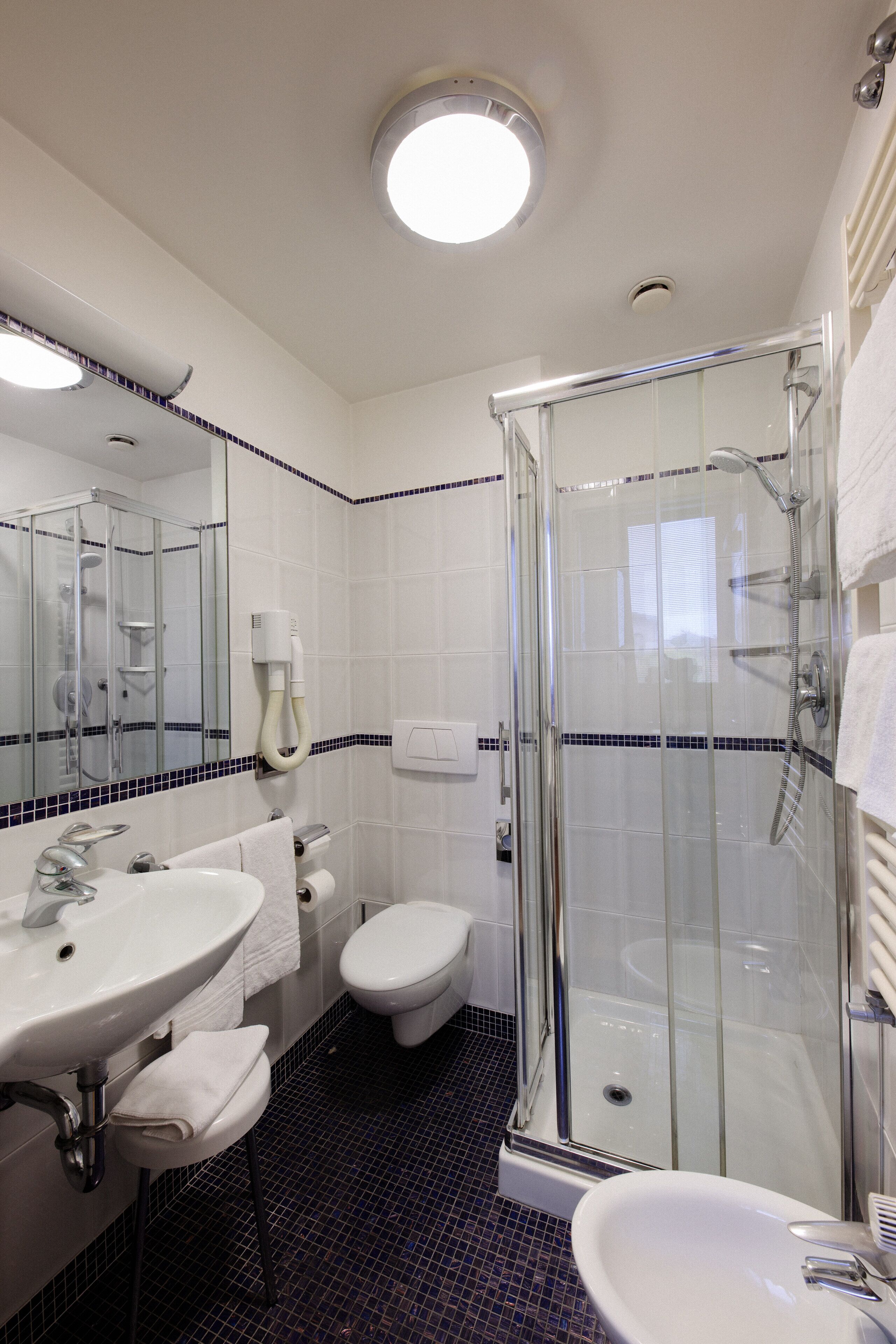 superior double or twin room, canal view | bathroom | shower, hair dryer, bidet, towels
