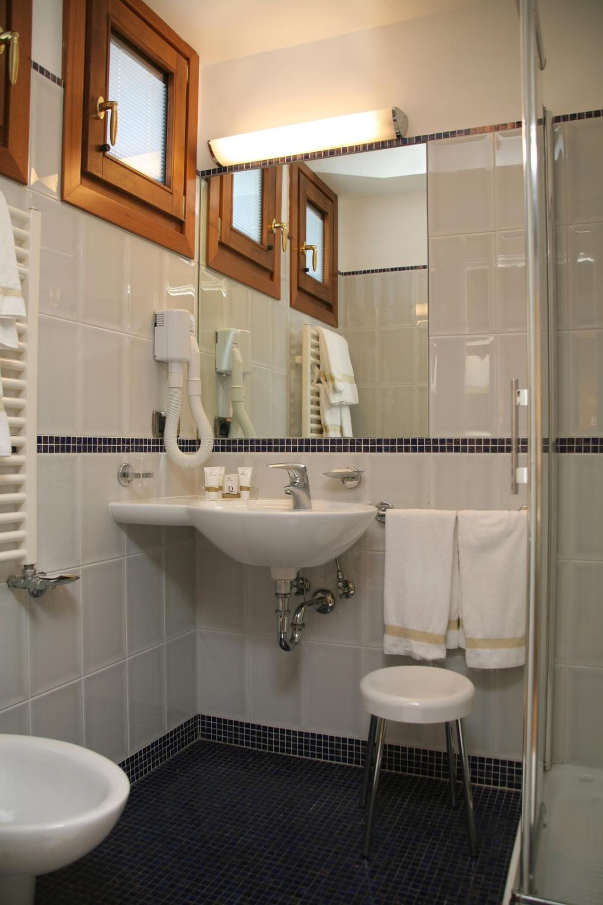 superior double or twin room, canal view | bathroom | shower, hair dryer, bidet, towels