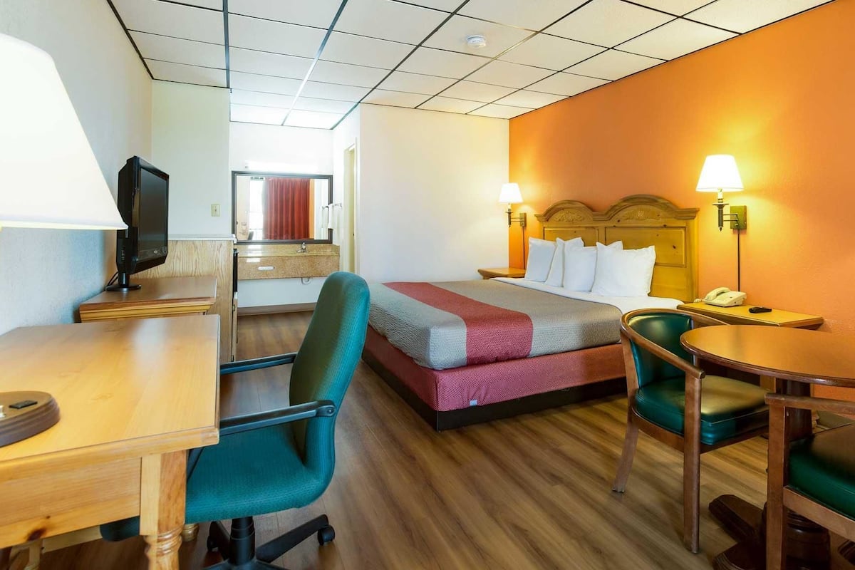 Desk, free WiFi, bed sheets
