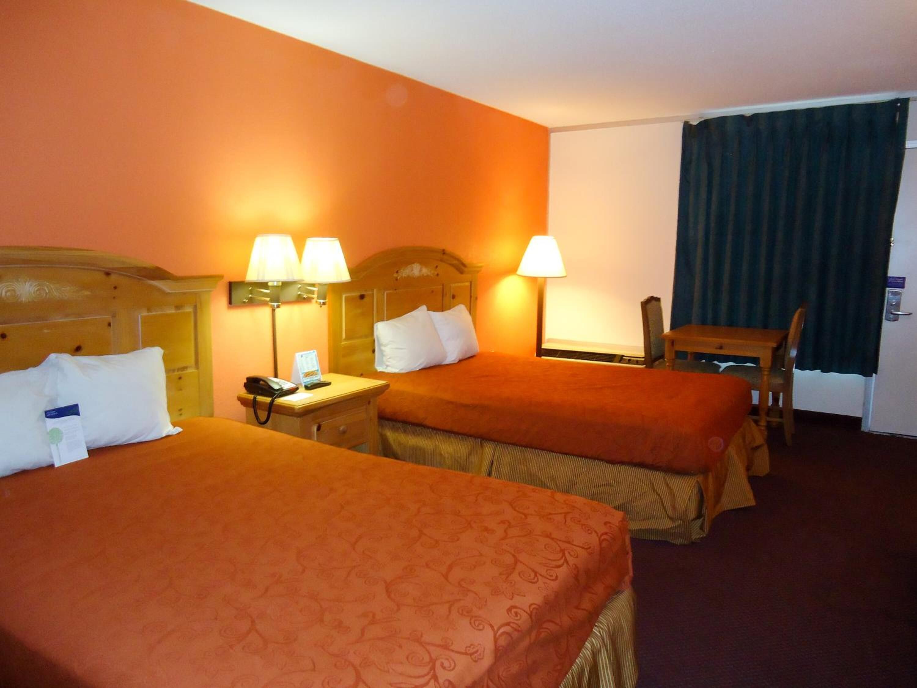 Escritorio, wifi gratis y ropa de cama 