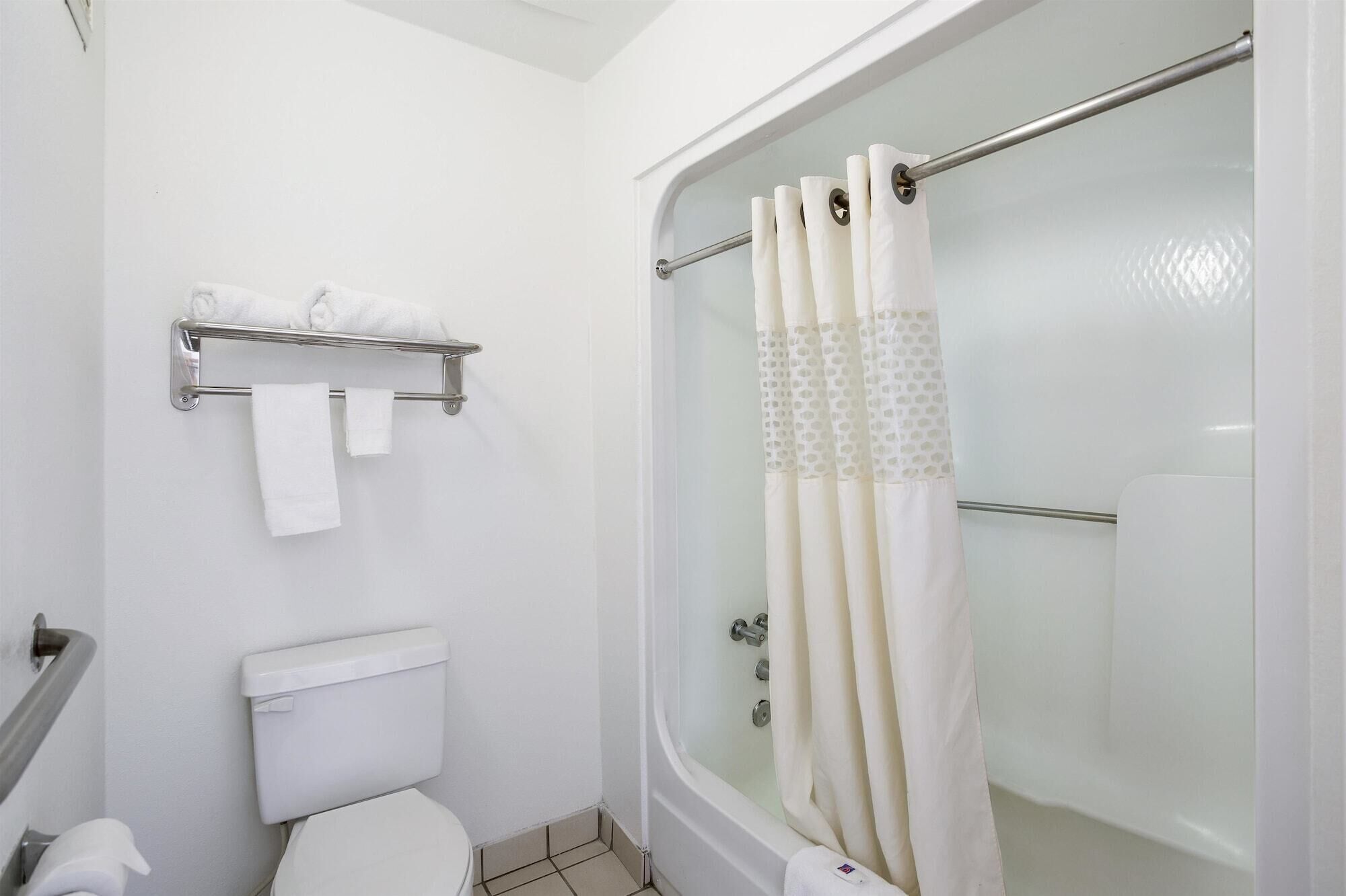 Combined shower/bathtub, towels