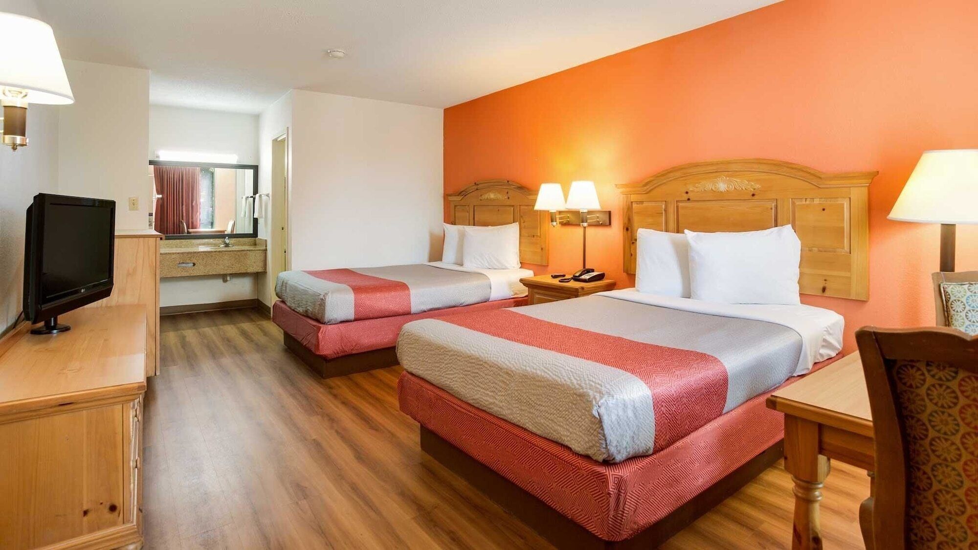 Escritorio, wifi gratis y ropa de cama 