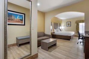 Suíte, 1 cama King, para não fumantes, geladeira e micro-ondas | 1 quarto, camas com colchões pillow-top, escrivaninha, cortinas blackout