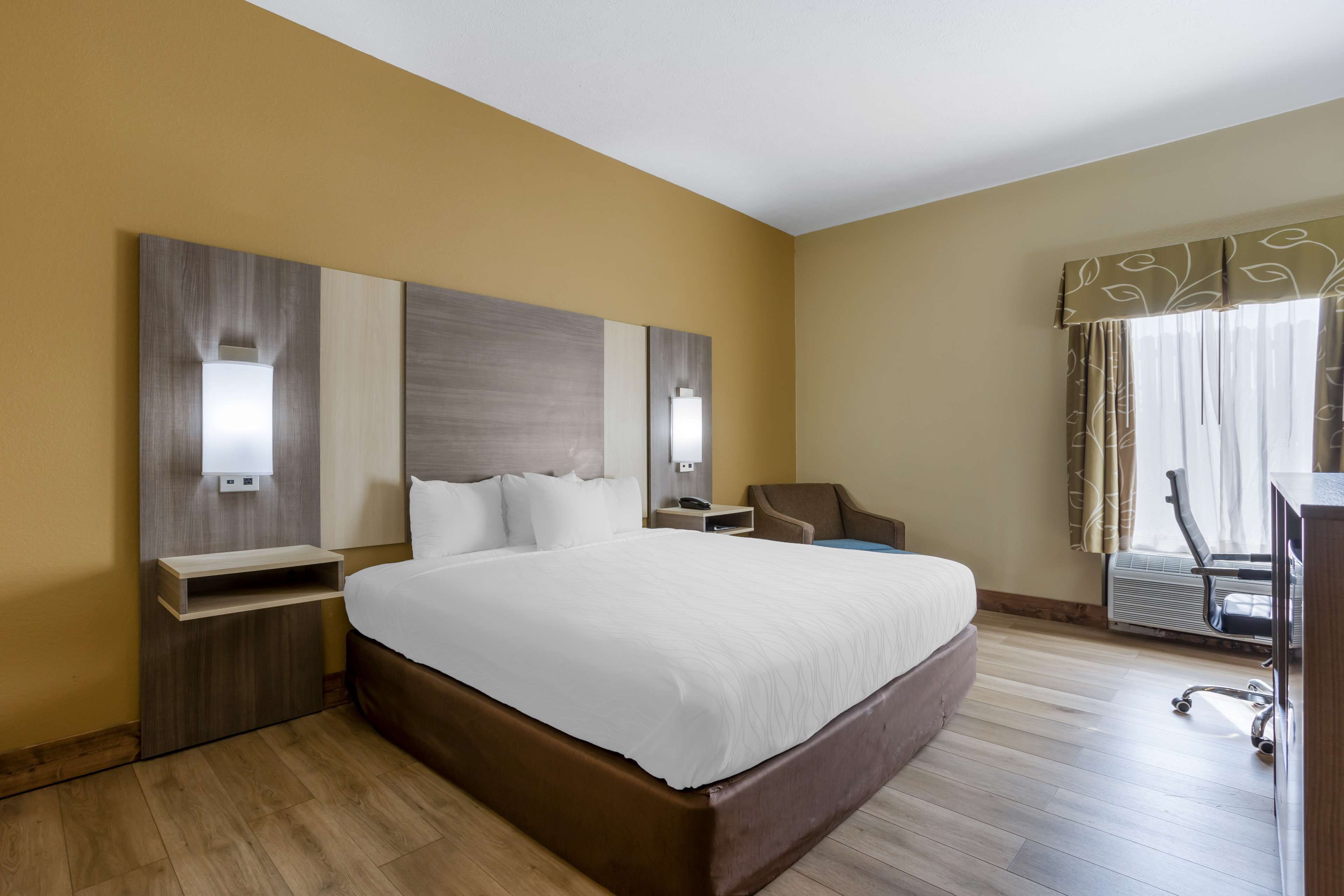 standard room, 1 king bed, accessible, non smoking (bathtub) | 1 bedroom, pillow-top beds, desk, blackout curtains