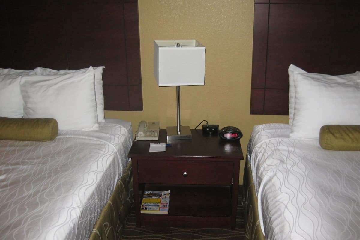 1 bedroom, pillowtop beds, desk, blackout drapes