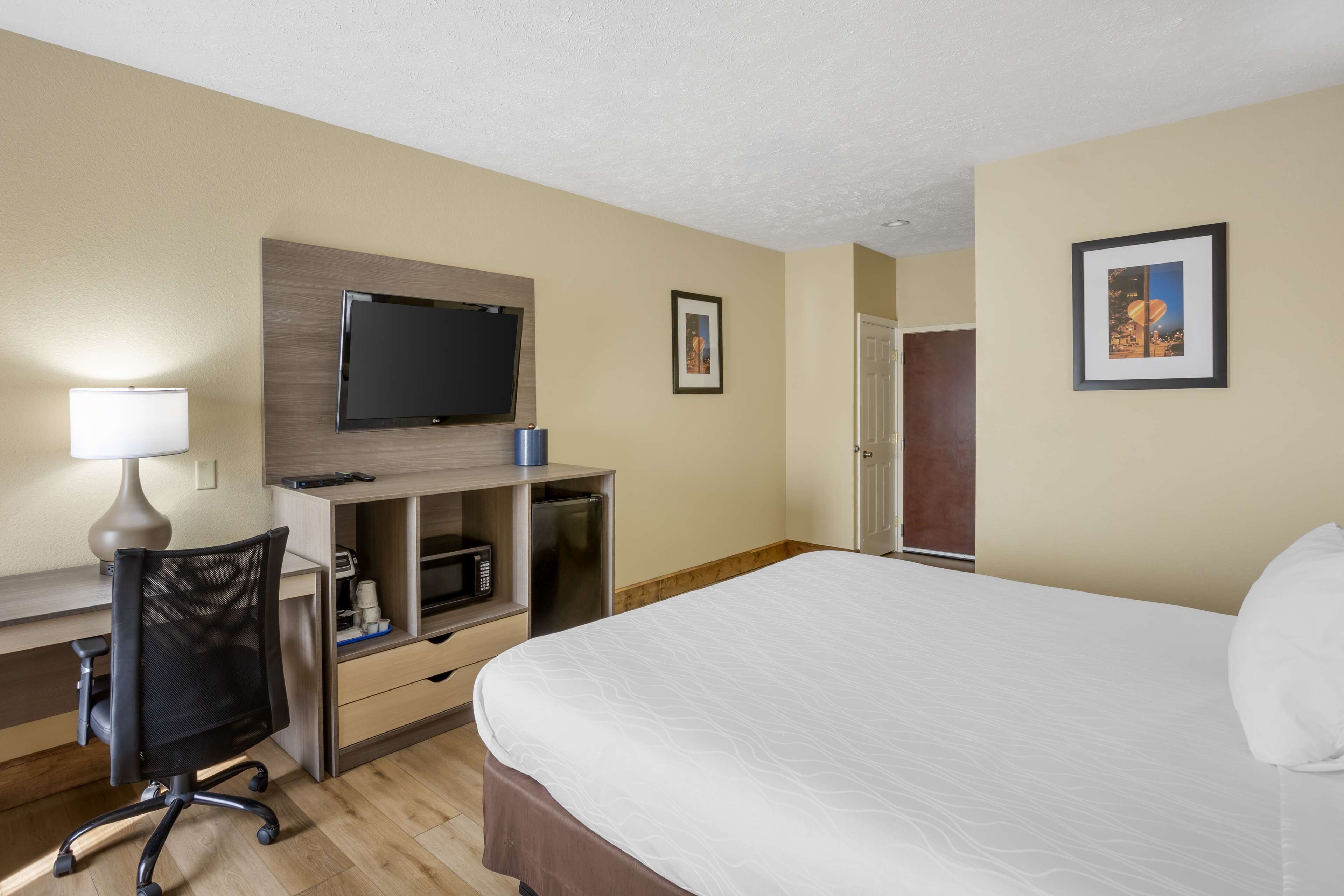 standard room, 1 king bed, non smoking, refrigerator & microwave | 1 bedroom, pillow-top beds, desk, blackout curtains
