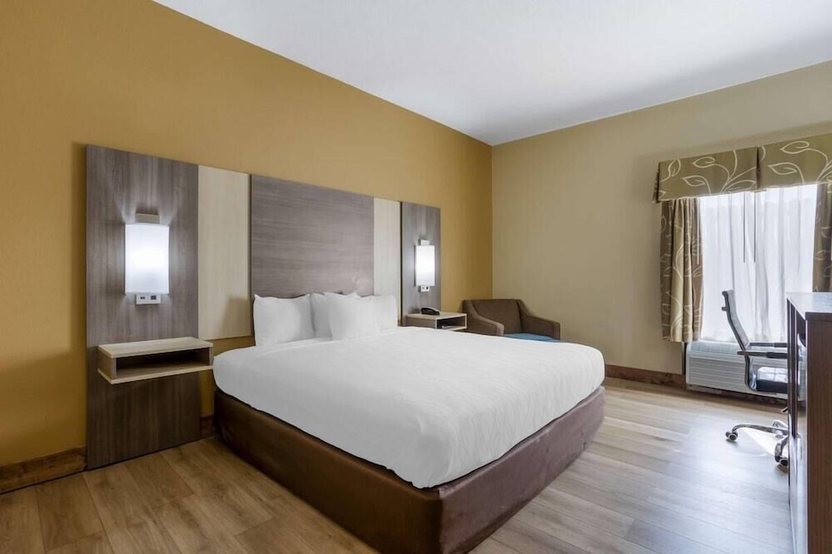 1 bedroom, pillowtop beds, desk, blackout drapes
