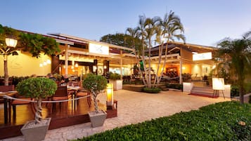4 restaurants, lunch, dinner served; international cuisine