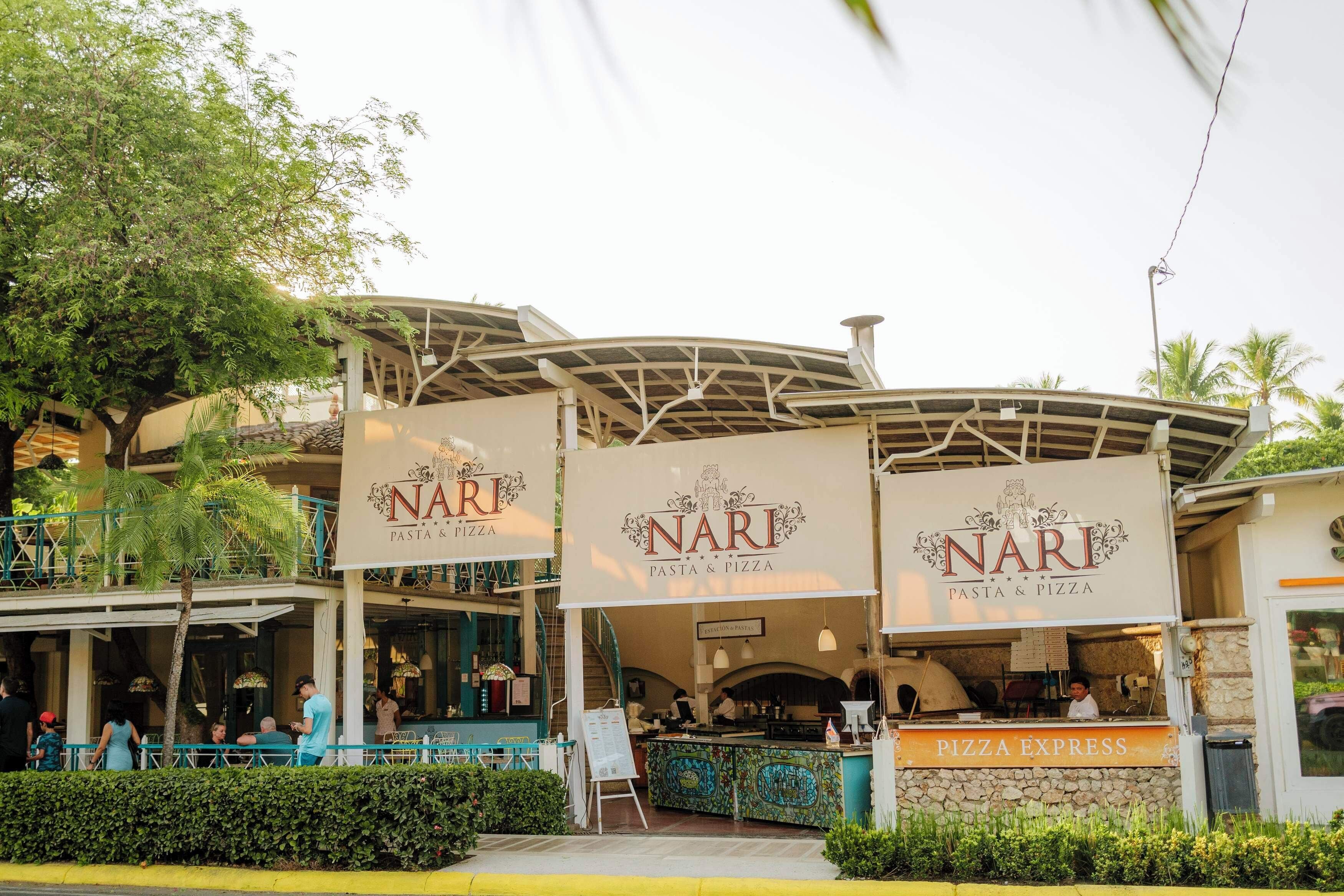 4 restaurants, lunch, dinner served; international cuisine