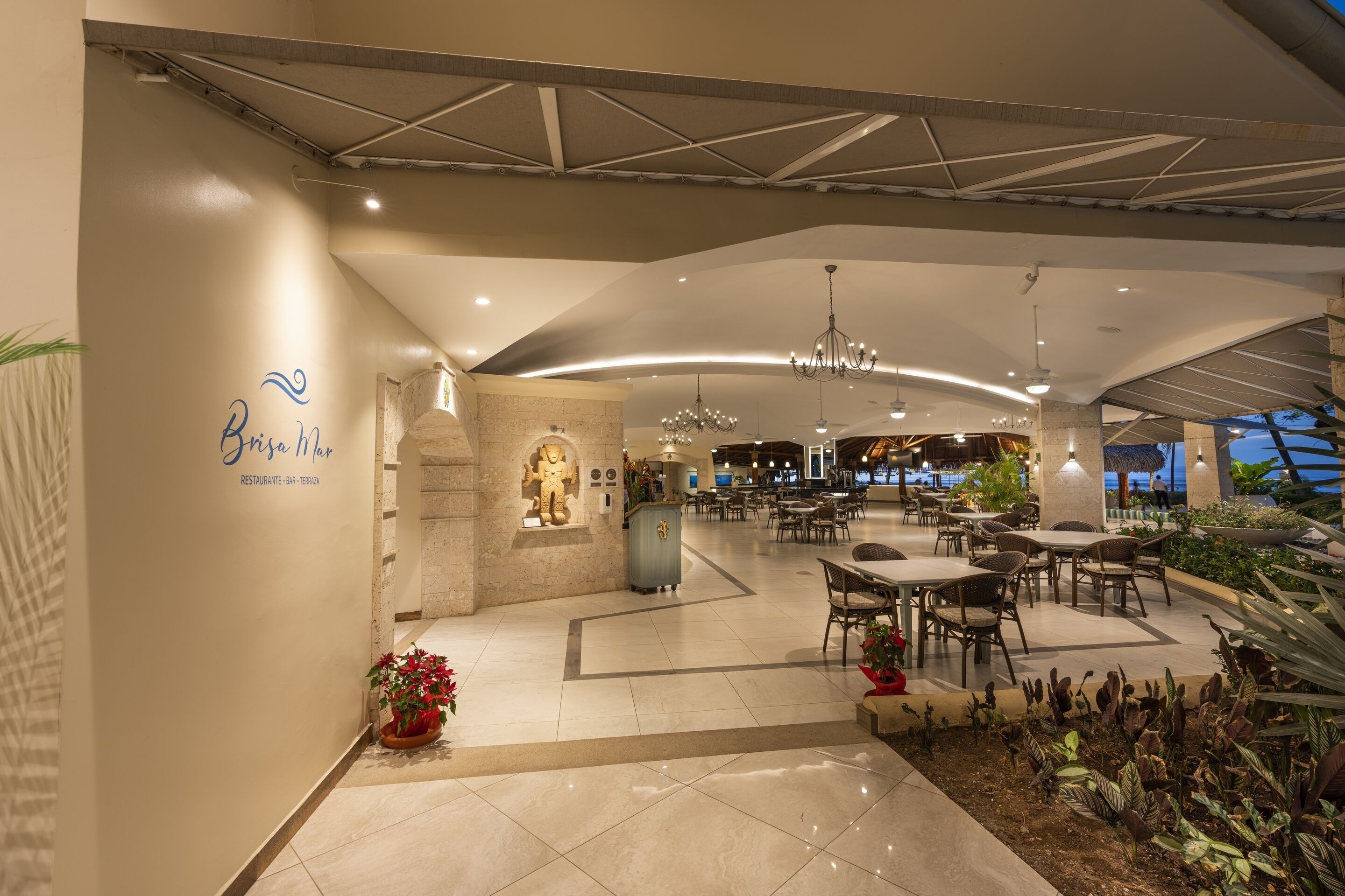 4 restaurants, lunch, dinner served; international cuisine