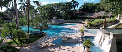 3 piscine all'aperto, lettini