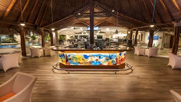 4 restaurants, lunch, dinner served; international cuisine