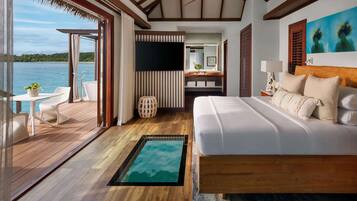 Habitación de luna de miel, 1 habitación, vista al océano (Blue Mahoe Overwater Butler Villa) | Minibar, caja de seguridad en la habitación y cortinas blackout