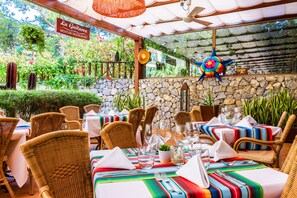 5 restaurants, breakfast, lunch, dinner served; Italian cuisine