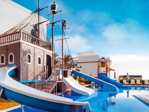 Piscina coberta, 4 piscines a l'aire lliure i gandules 