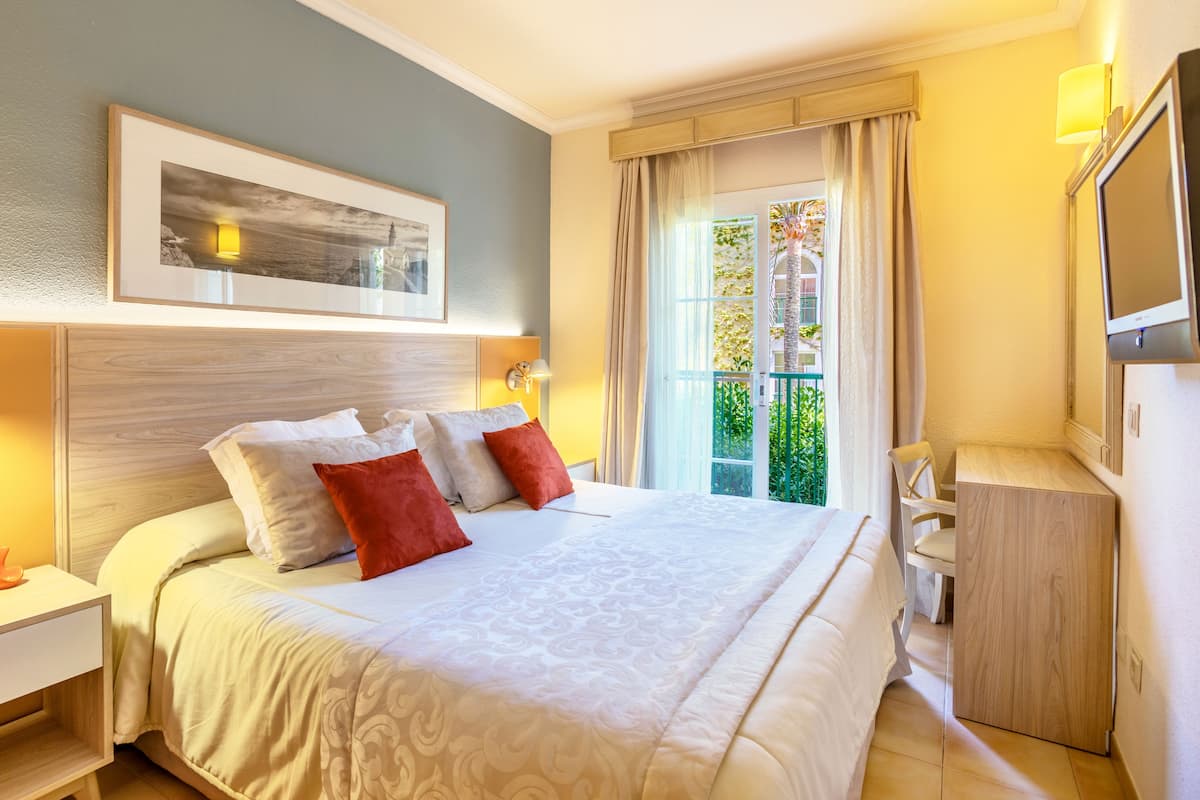 In-room safe, blackout drapes, WiFi (free), bed sheets