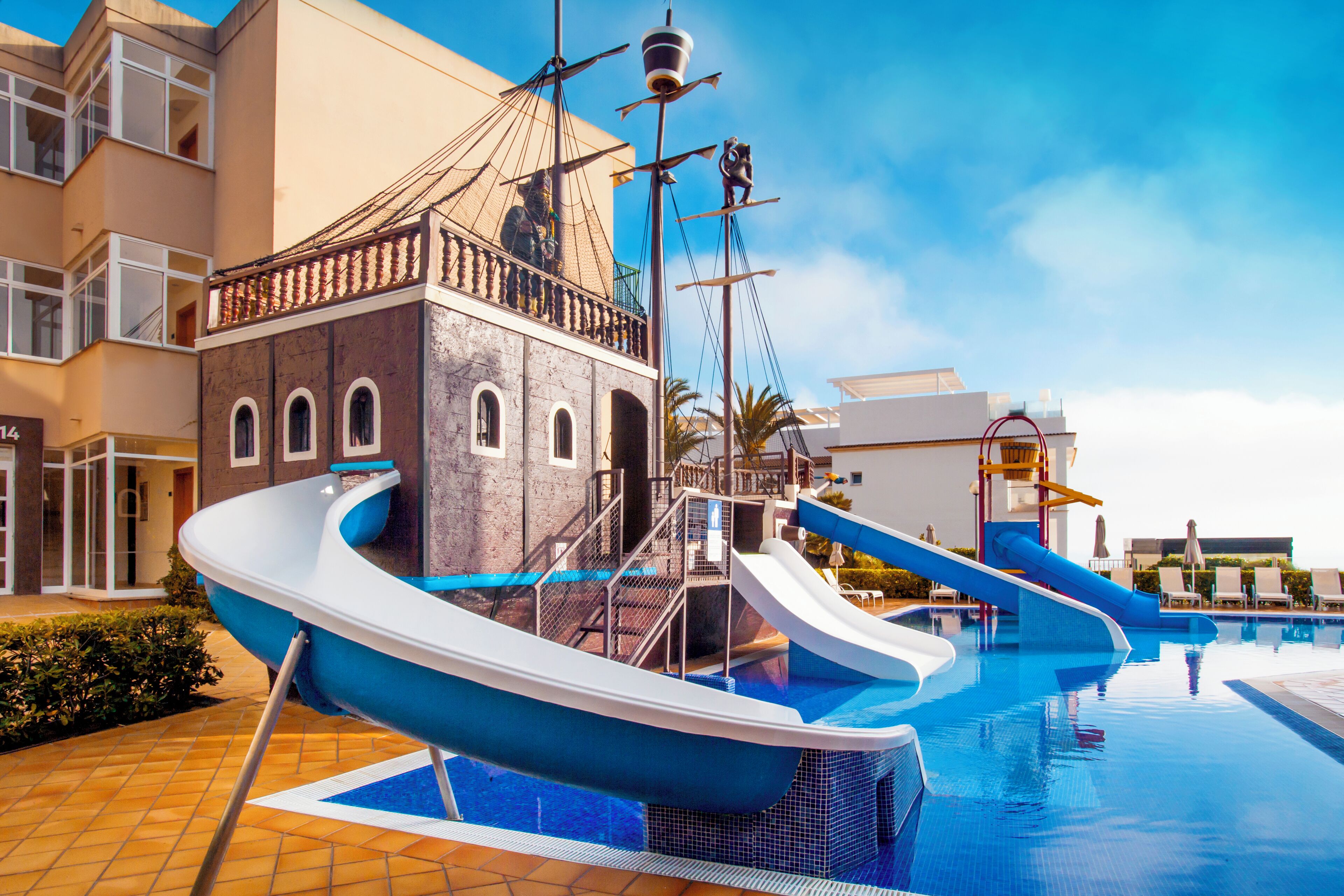 Una piscina cubierta, 4 piscinas al aire libre, tumbonas