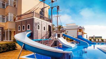 Una piscina cubierta, 4 piscinas al aire libre, tumbonas