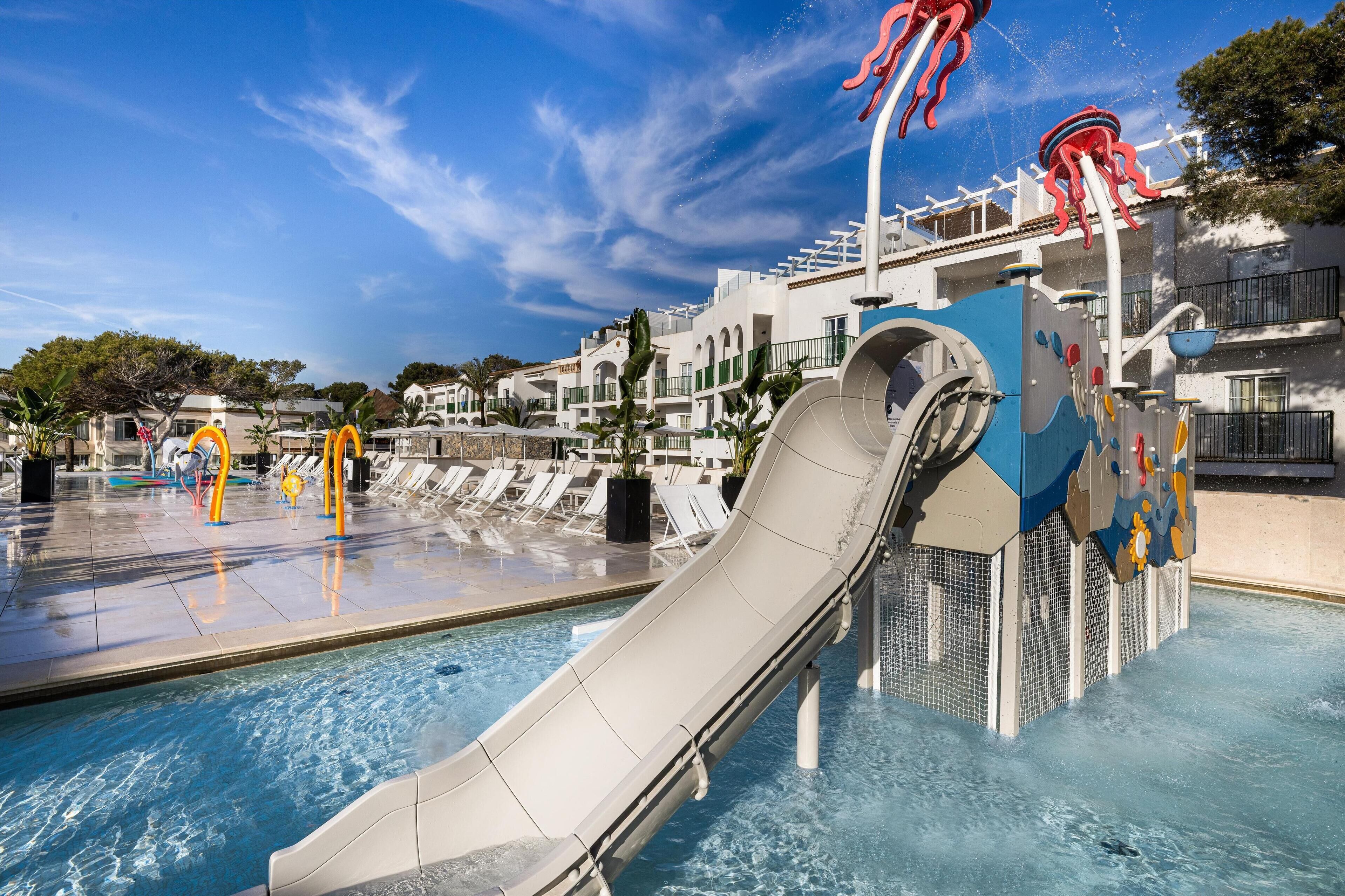Indoor pool, 4 outdoor pools, sun loungers
