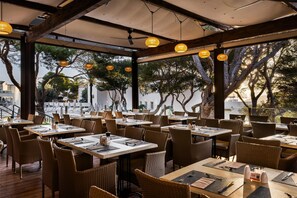 5 restaurants, breakfast, lunch, dinner served; Italian cuisine