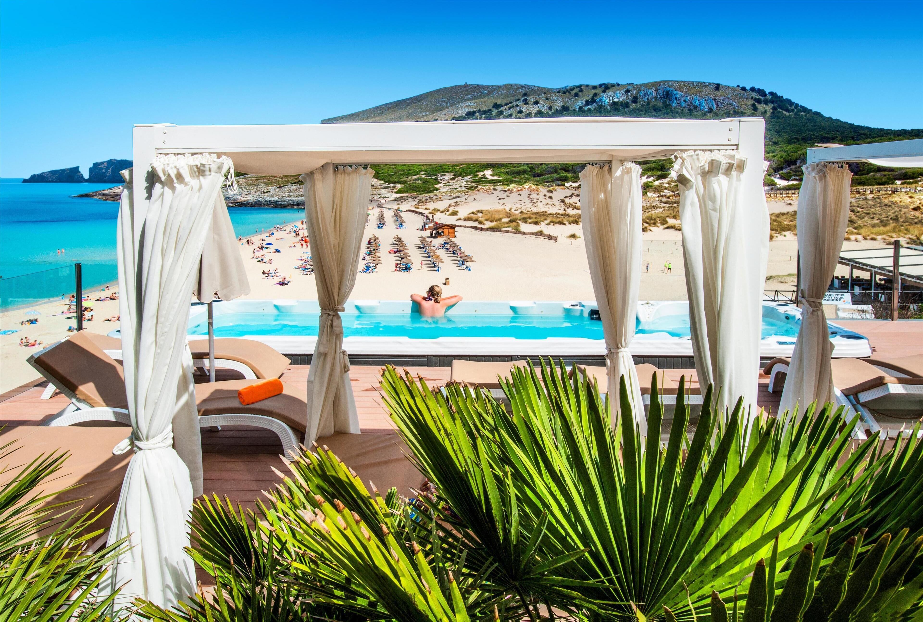 Una piscina cubierta, 4 piscinas al aire libre, tumbonas
