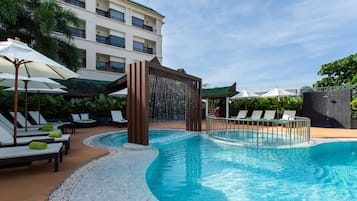 Hồ bơi ngoài trời, dù/ô trên bãi biển/hồ bơi, ghế dài tắm nắng