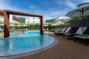 Outdoor pool, pool umbrellas, pool loungers - Krabi Heritage Hotel (Krabi)