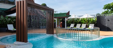 Piscine extérieure, parasols de plage, chaises longues