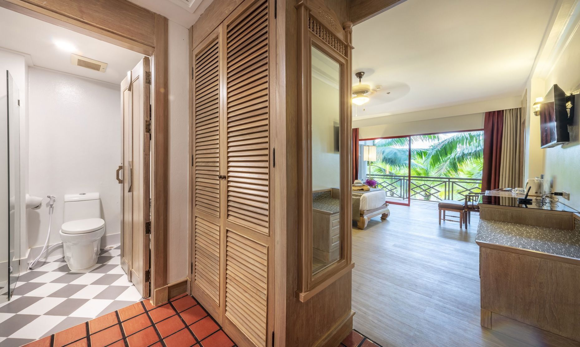 Minibar, caja fuerte, escritorio y sistema de insonorización