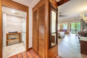 Combined shower/bathtub, free toiletries, hair dryer, bathrobes