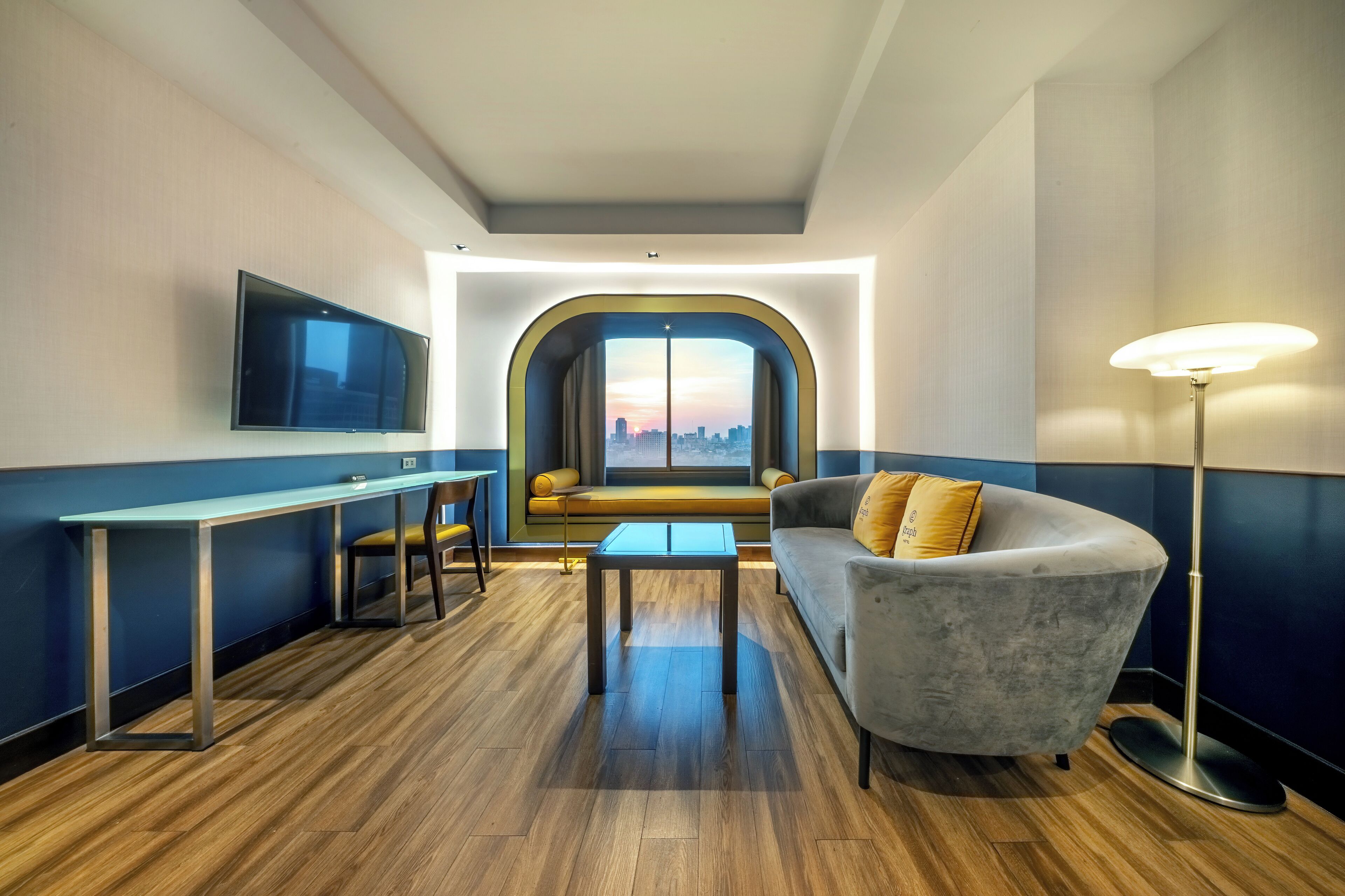 خزنة داخل الغرفة ومكتب وستائر تعتيم وواي فاي مجانًا