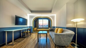 Suite – junior | Safe på rommet, skrivebord, blendingsgardiner og wi-fi (inkludert)