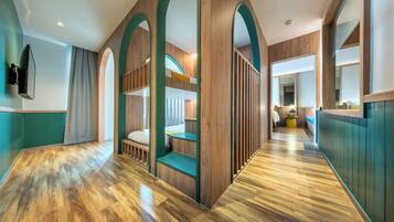 Habitación familiar, 1 habitación | Caja fuerte, escritorio, cortinas opacas y wifi gratis