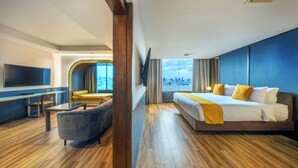 Suite – junior | Safe på rommet, skrivebord, blendingsgardiner og wi-fi (inkludert)