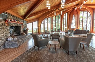 Área de estar no saguão