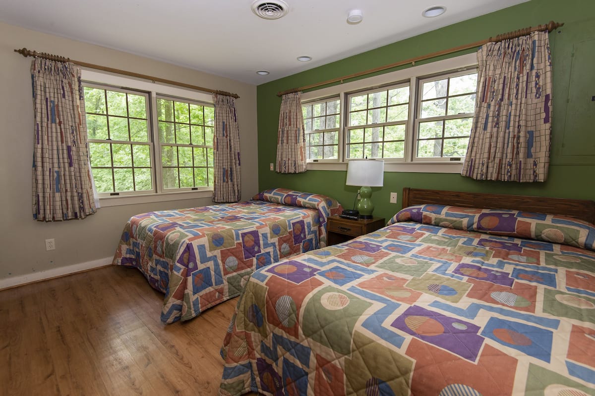 Iron/ironing board, free WiFi, bed sheets
