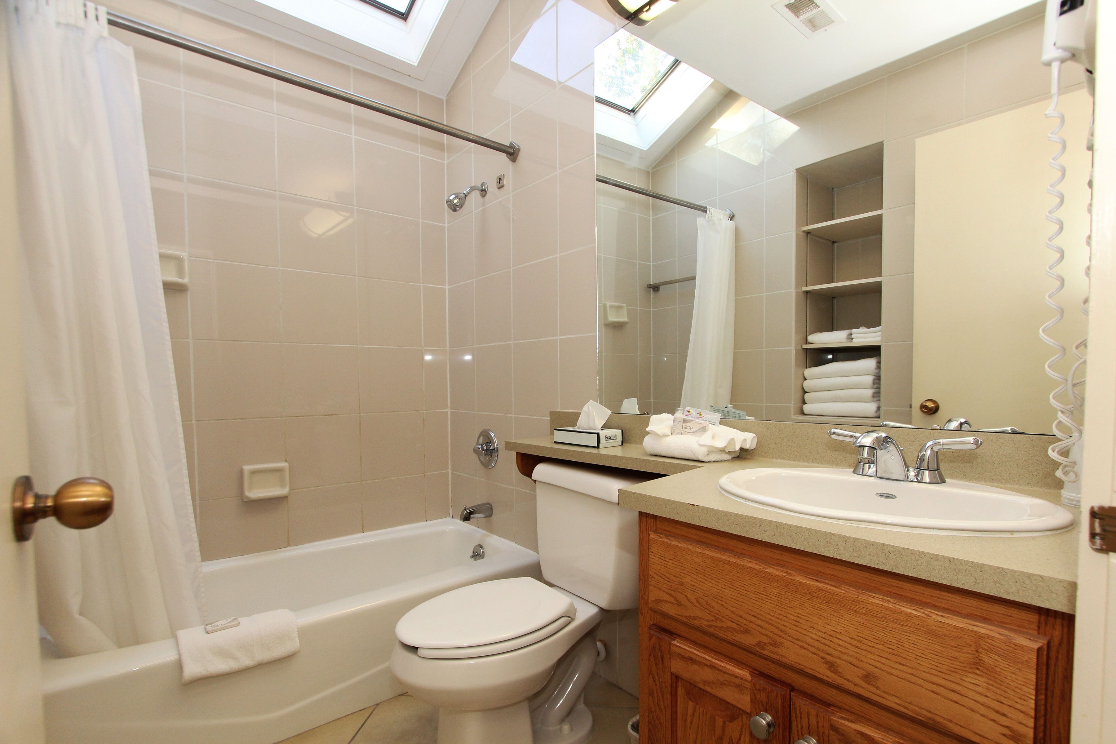 combined shower/bathtub, hair dryer, towels