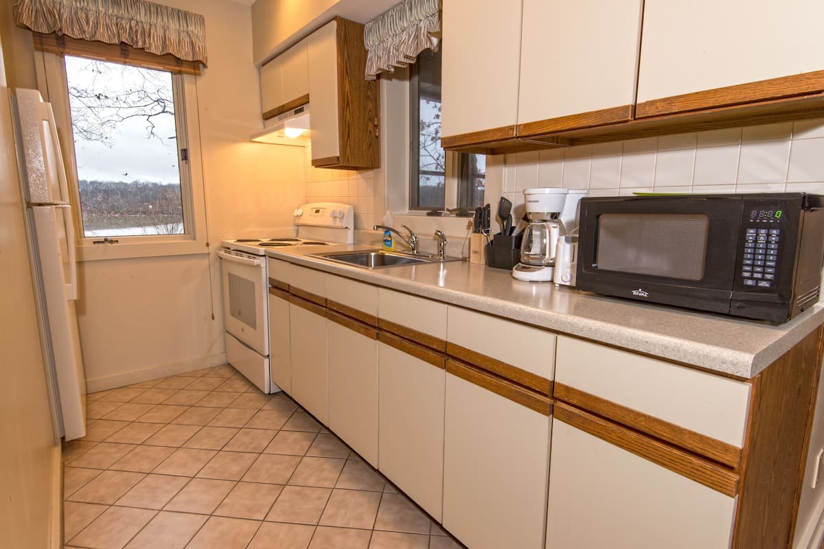 cottage, 2 bedrooms (2 queen beds) | private kitchen | coffee/tea maker