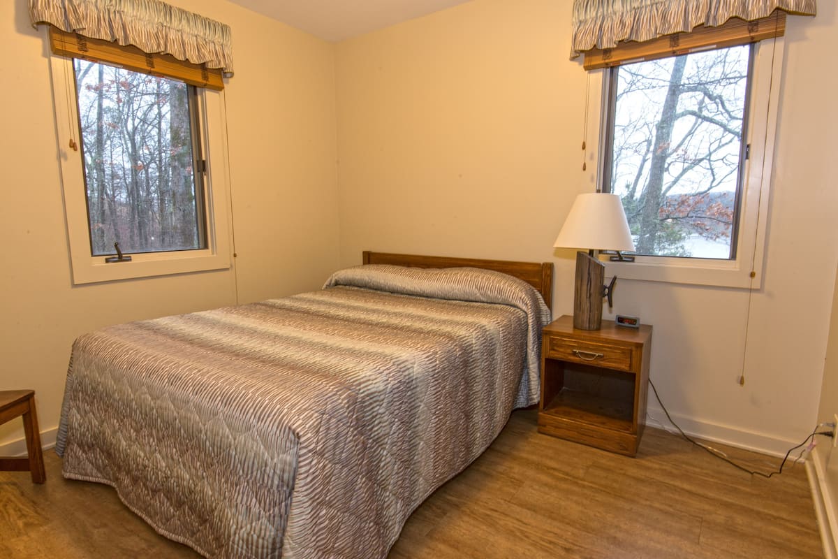 Cottage, 2 Bedrooms (2 Queen Beds) | Iron/ironing board, WiFi (free), bed sheets