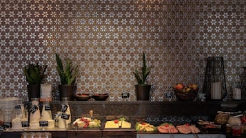 Colazione a buffet, servita tutte le mattine (15 EUR a persona)