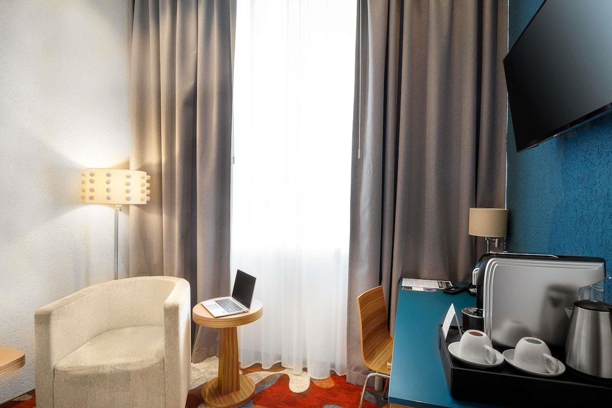 Privilege, Room, 1 Double Bed | Minibar, desk, blackout drapes, soundproofing
