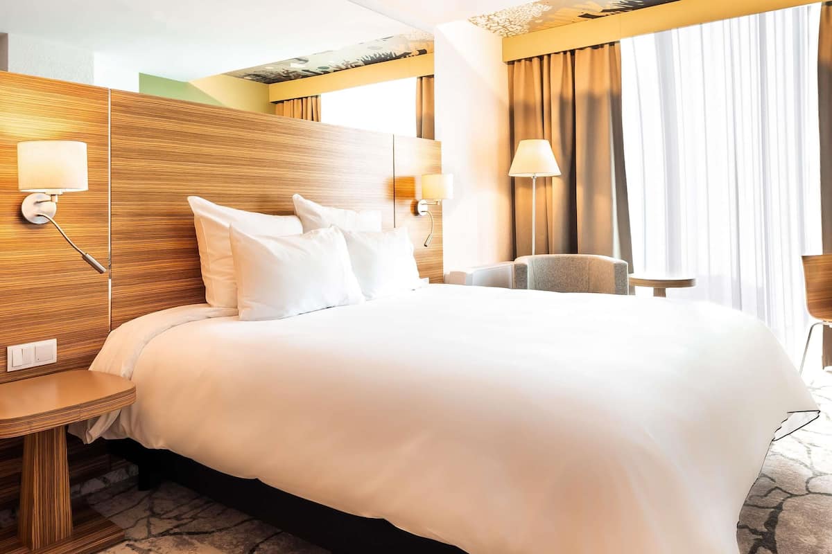 Privilege ルーム ダブルベッド 1 台 | ミニバー、デスク、遮光カーテン、防音設備