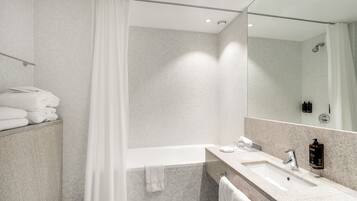 Habitación superior, 1 cama matrimonial | Baño | Amenidades de baño ecológicas, secadora de cabello, toallas, jabón