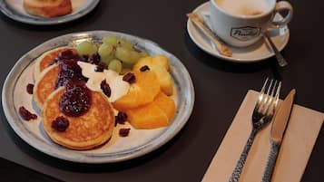 Desayuno buffet diario (EUR 15 por persona)