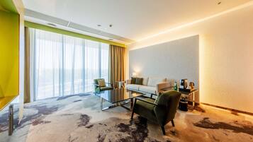 Suite, 1 Doppelbett und Schlafsofa | Minibar, Schreibtisch, Verdunkelungsvorhänge, schallisolierte Zimmer