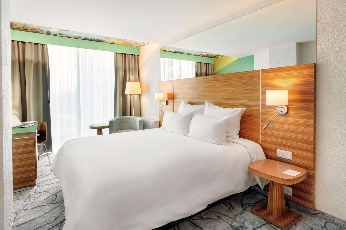 Minibar, escritorio, cortinas opacas y sistema de insonorización