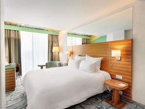 Minibaari, työpöytä, pimennysverhot, äänieristys